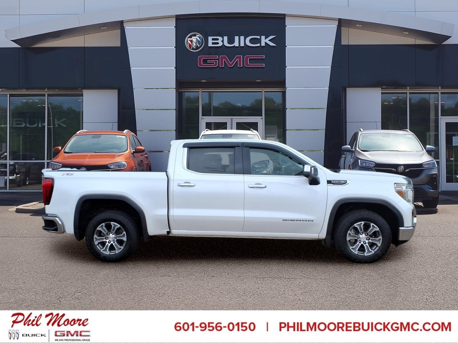 2019 GMC Sierra 1500 SLT in White Frost Tricoat — front three-quarter view