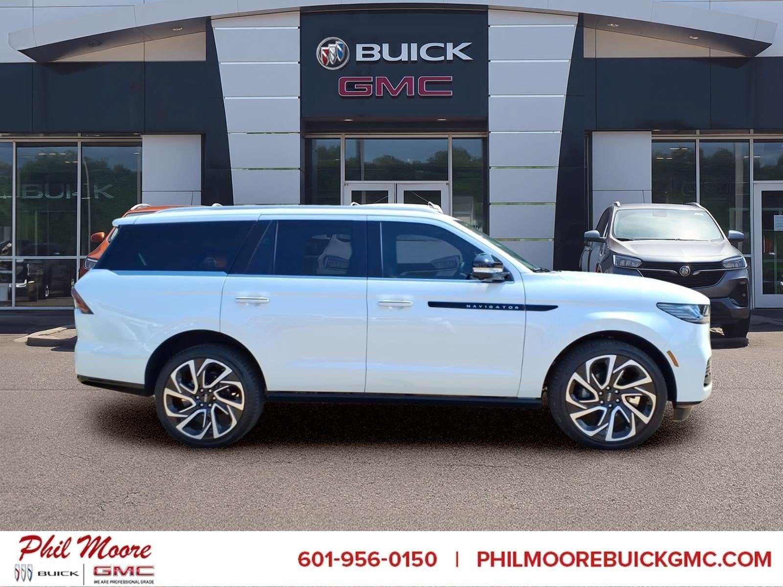 2026 Lincoln Navigator Black Label in Glacier White — front three-quarter view