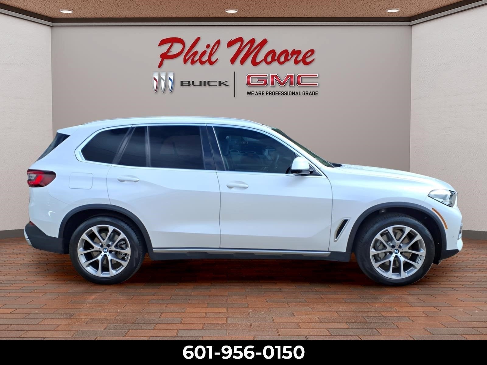 2023 BMW X5 xDrive40i in White — front three-quarter view